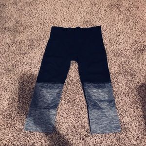 Size 4 Lululemon Seamlessly Street crops!